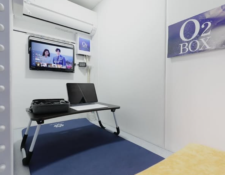 テレビとパソコン用のテーブルを備えた酸素ボックスの室内